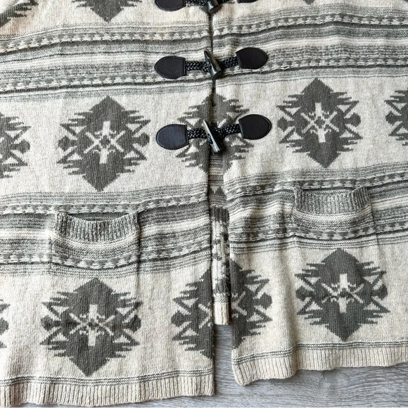 Kerisma Pure Lambswool  Aztec Poncho - Picture 6 of 12